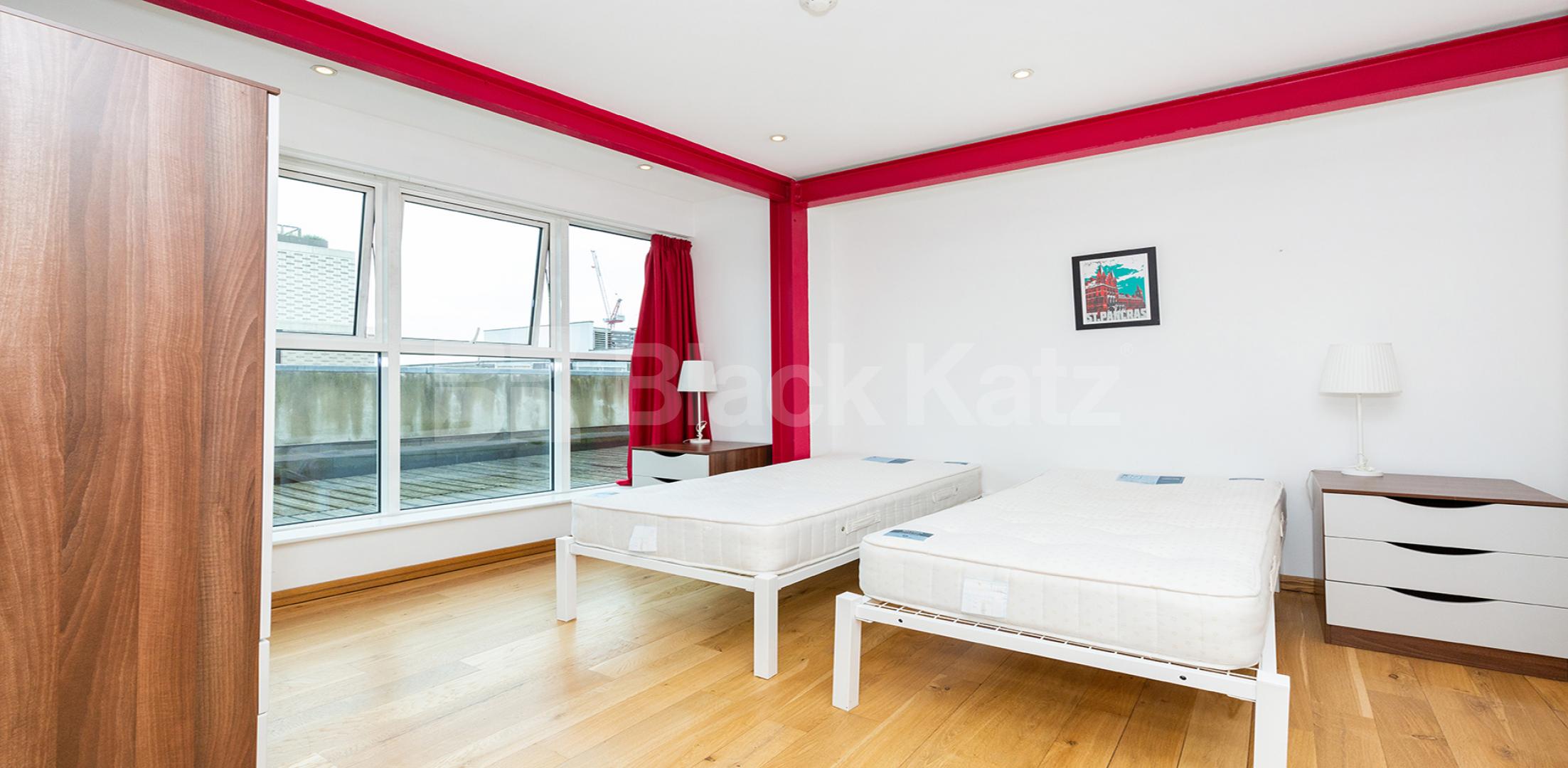 			PENTHOUSE WITH ROOF TERRACE!, 4 Bedroom, 1 bath, 1 reception Flat			 Farringdon Road, CLERKENWELL / HOLBORN